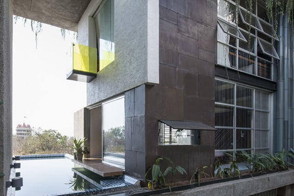 Casa feita com portas e janelas recicladas