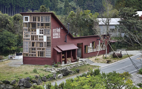 Casa apenas com materiais descartados