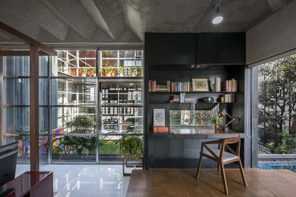 Casa feita com portas e janelas recicladas